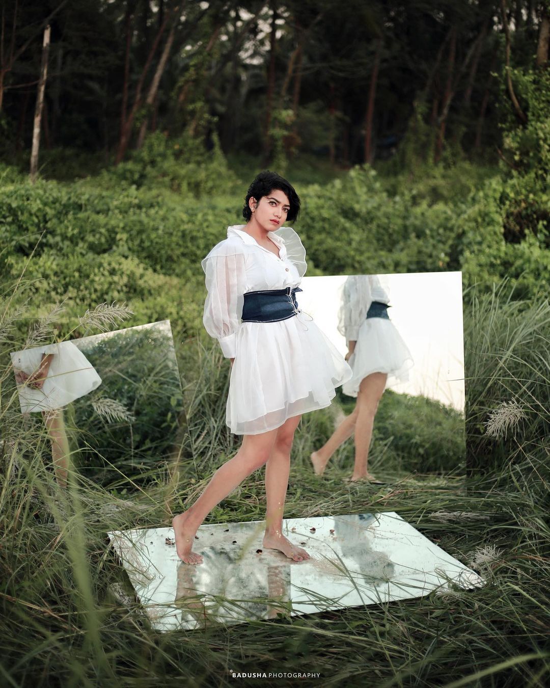 വെള്ളയില്‍ ഗ്ലാമറസായി അനാര്‍ക്കലി; ബോളിവുഡിലേക്ക് പോകുമോ എന്ന് ആരാധകര്‍