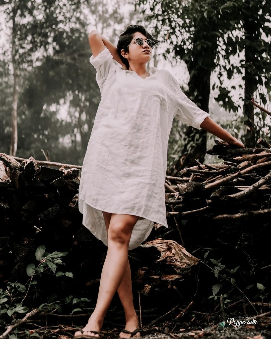 വെള്ളയില്‍ ഗ്ലാമറസായി അനാര്‍ക്കലി; ബോളിവുഡിലേക്ക് പോകുമോ എന്ന് ആരാധകര്‍