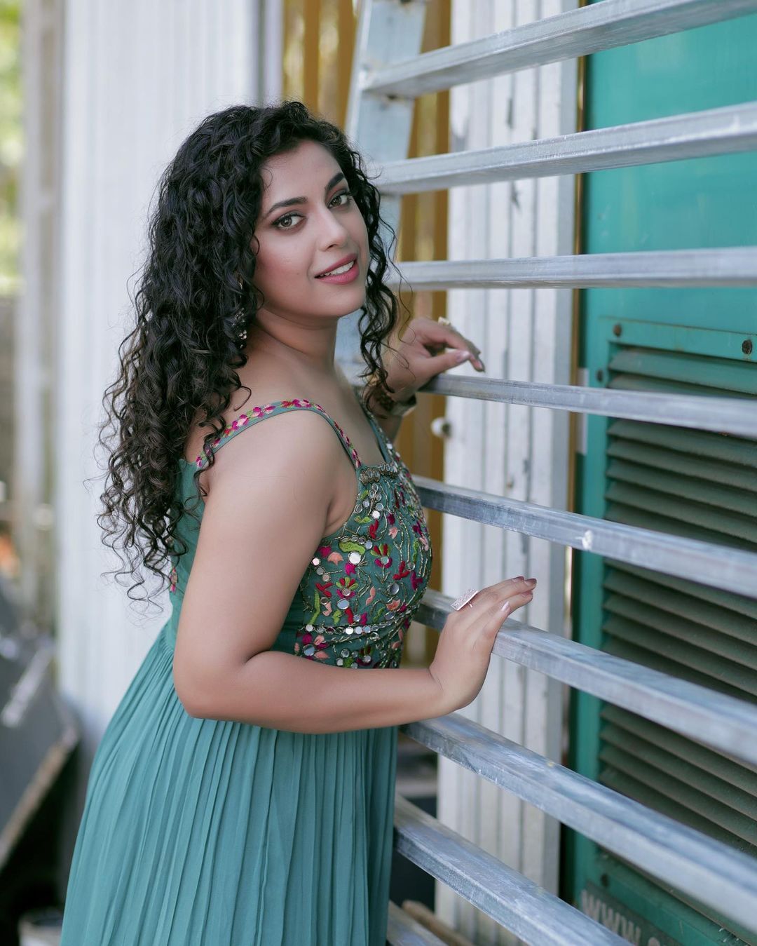 ചുവപ്പില്‍ സുന്ദരിയായി ജുവല്‍ മേരി, സ്റ്റൈലന്‍ ഫോട്ടോഷൂട്ട് വൈറല്‍ ആവുന്നു