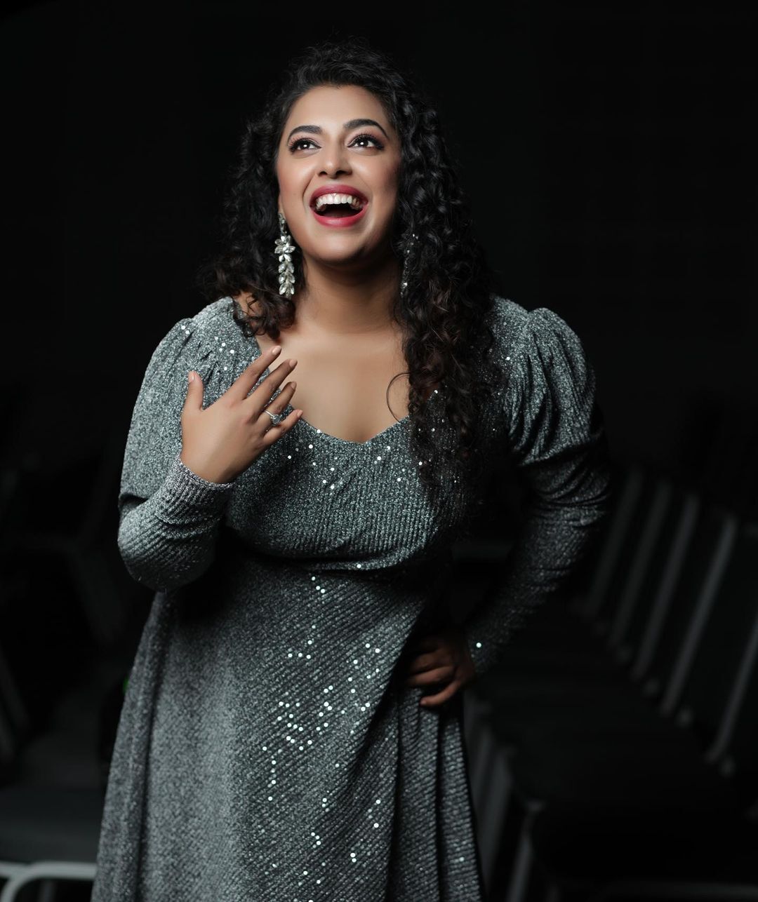 ചുവപ്പില്‍ സുന്ദരിയായി ജുവല്‍ മേരി, സ്റ്റൈലന്‍ ഫോട്ടോഷൂട്ട് വൈറല്‍ ആവുന്നു