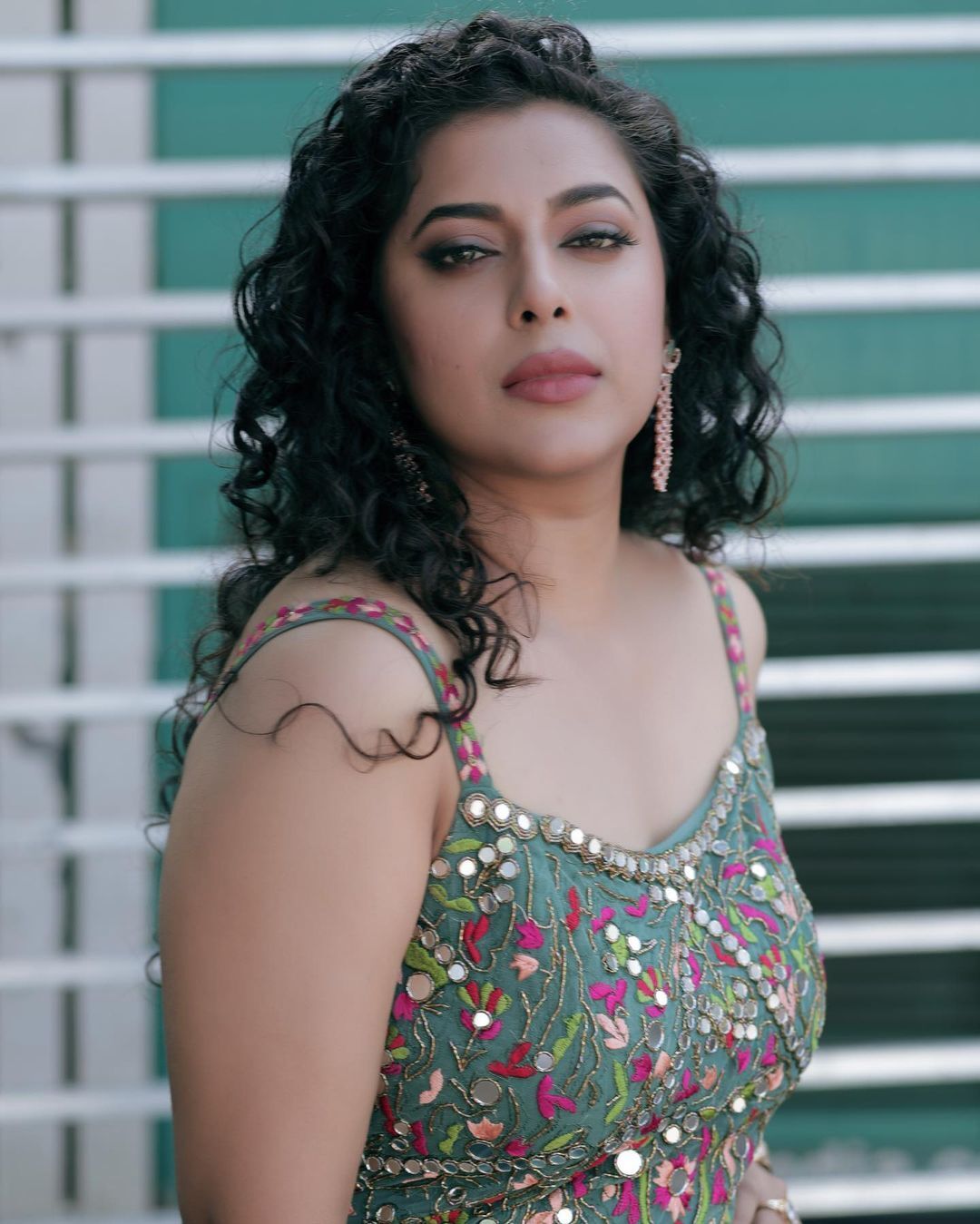 ചുവപ്പില്‍ സുന്ദരിയായി ജുവല്‍ മേരി, സ്റ്റൈലന്‍ ഫോട്ടോഷൂട്ട് വൈറല്‍ ആവുന്നു