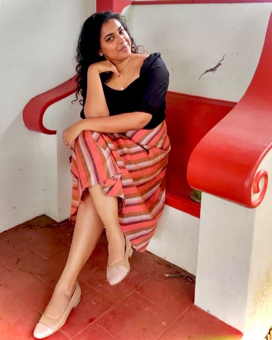 ചുവപ്പില്‍ സുന്ദരിയായി ജുവല്‍ മേരി, സ്റ്റൈലന്‍ ഫോട്ടോഷൂട്ട് വൈറല്‍ ആവുന്നു