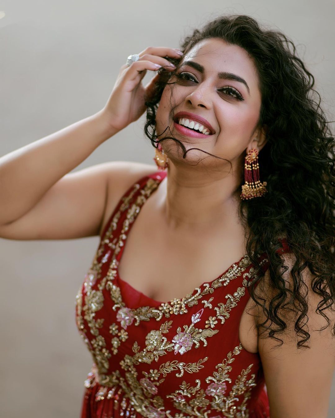 ചുവപ്പില്‍ സുന്ദരിയായി ജുവല്‍ മേരി, സ്റ്റൈലന്‍ ഫോട്ടോഷൂട്ട് വൈറല്‍ ആവുന്നു