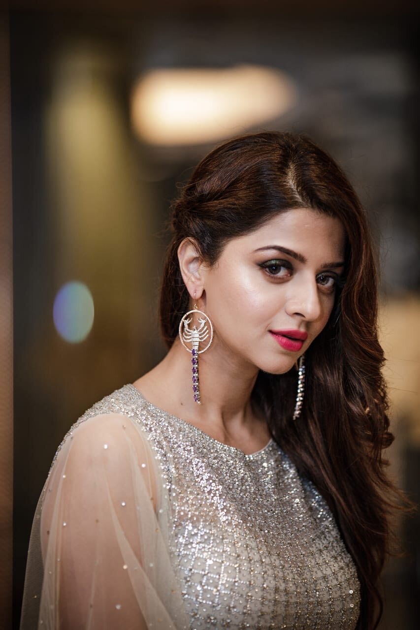 மாலத்தீவில் கவர்ச்சி அட்ராசிட்டி... என்ன வேதிகா இதெல்லாம் !