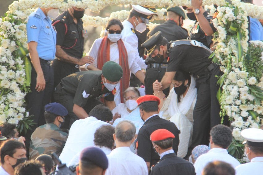 Celebs attend Lata Mangeshkar's state funeral at Shivaji Park