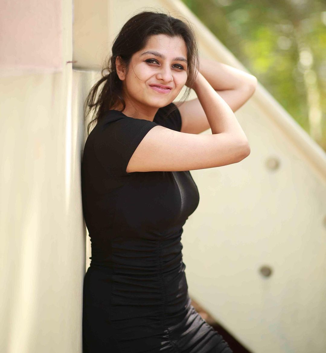 പച്ചയിൽ സ്റ്റൈലായി നിരഞ്ജന അനൂപ്, ചിത്രം കാണാം
