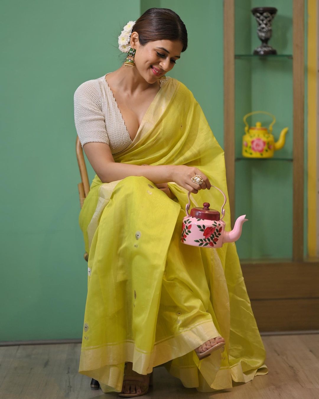 இதுதான் அந்த ஸ்லிப்பா? டீ கப் உடன் கவர்ச்சி போஸ் கொடுத்த ஷ்ரத்தா தாஸ்!