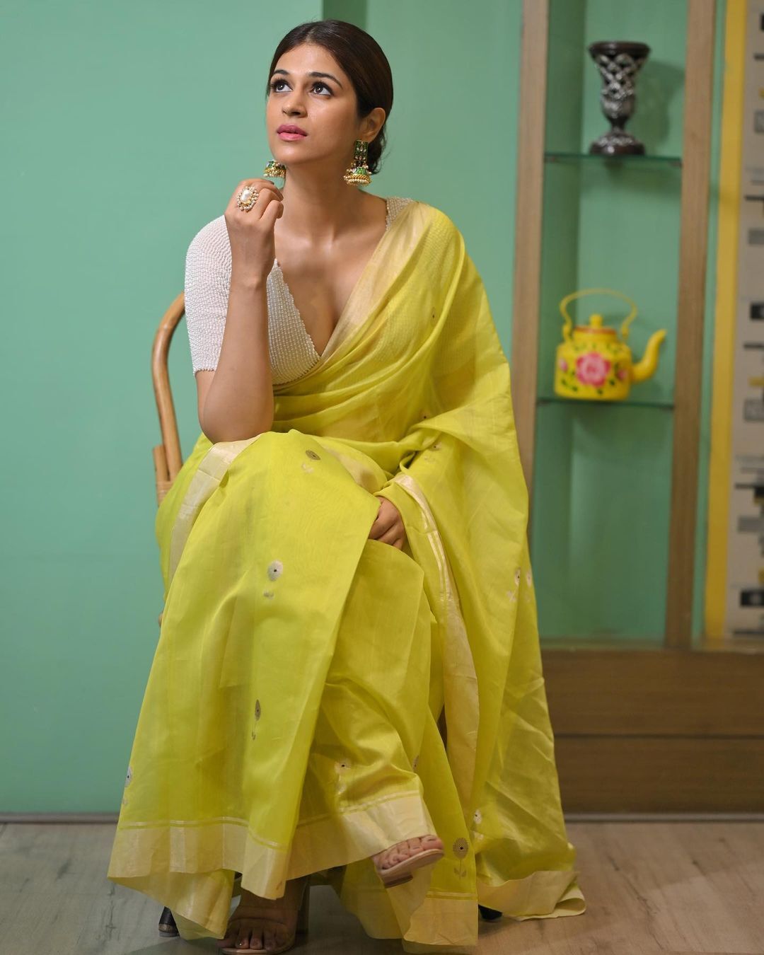 இதுதான் அந்த ஸ்லிப்பா? டீ கப் உடன் கவர்ச்சி போஸ் கொடுத்த ஷ்ரத்தா தாஸ்!