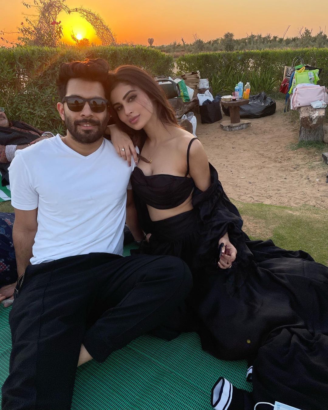Valentine's Day 2022: TejRan, ShaRa, Karishma Tanna, Mouni Roy, Neha Kakkar, Hina Khan & Other Celebs Share Mushy Pics