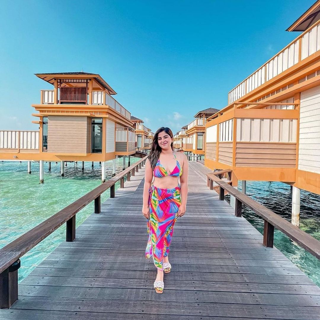 മാലിദ്വീപില്‍ ഗ്ലാമറസ് ലുക്കില്‍ അപര്‍ണ്ണ തോമസ്, ചിത്രം കാണാം