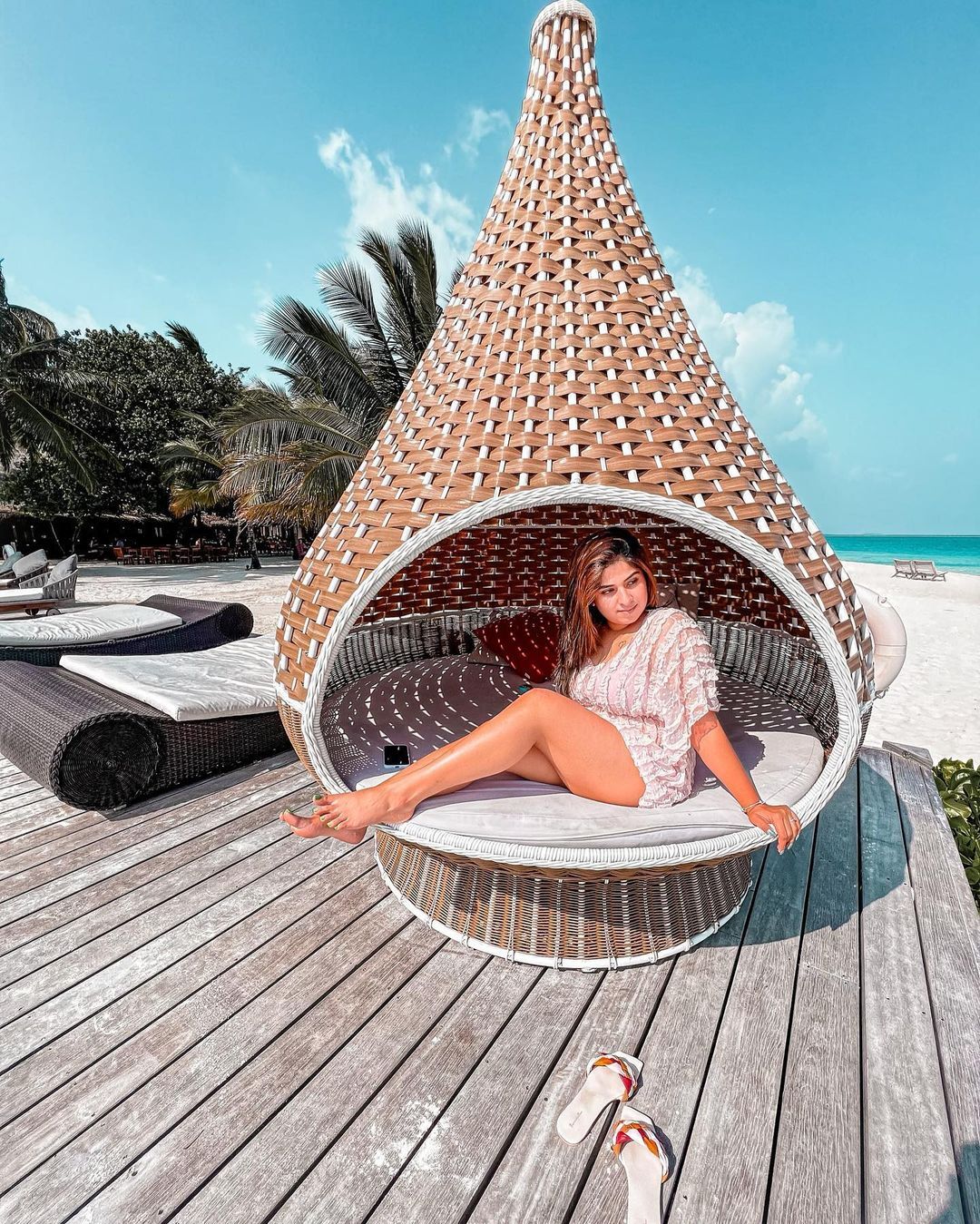 മാലിദ്വീപില്‍ ഗ്ലാമറസ് ലുക്കില്‍ അപര്‍ണ്ണ തോമസ്, ചിത്രം കാണാം