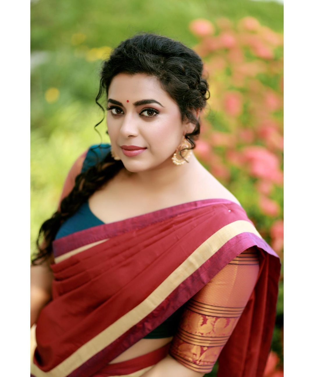 സാരിയില്‍ വേറിട്ട ലുക്കില്‍  ജുവല്‍ മേരി, ചിത്രങ്ങള്‍ നോക്കൂ