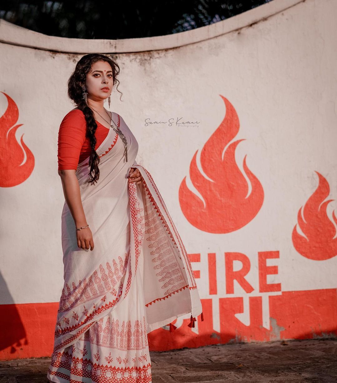 സാരിയില്‍ വേറിട്ട ലുക്കില്‍  ജുവല്‍ മേരി, ചിത്രങ്ങള്‍ നോക്കൂ