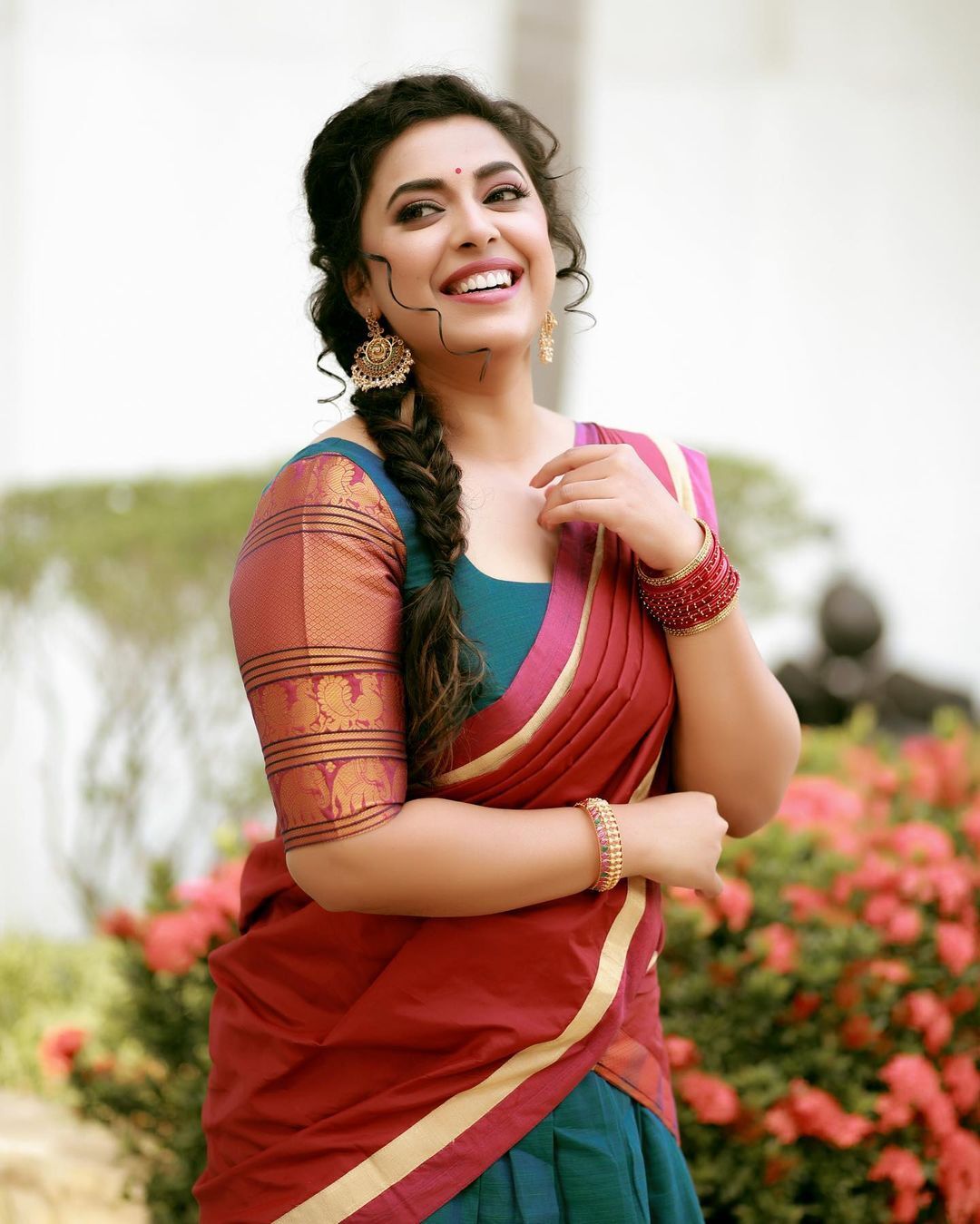 സാരിയില്‍ വേറിട്ട ലുക്കില്‍  ജുവല്‍ മേരി, ചിത്രങ്ങള്‍ നോക്കൂ