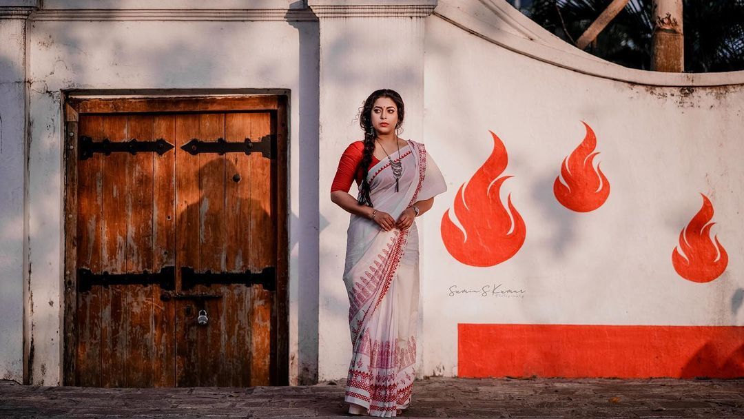 സാരിയില്‍ വേറിട്ട ലുക്കില്‍  ജുവല്‍ മേരി, ചിത്രങ്ങള്‍ നോക്കൂ