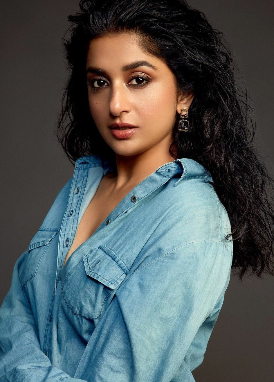 ஏற இறங்க பார்க்கும் மீரா ஜாஸ்மின்...லைக்ஸை அள்ளும் புகைப்படம்!