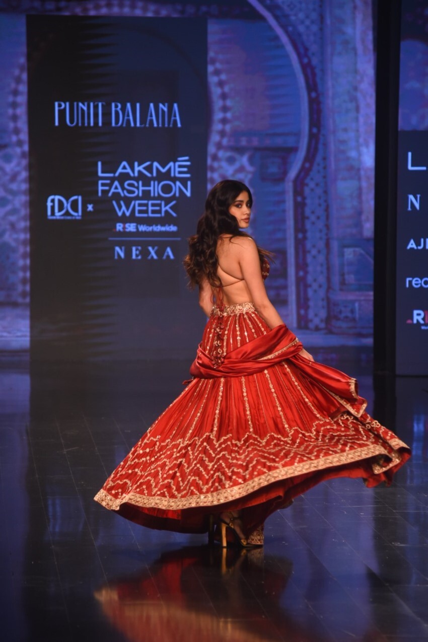 Janhvi Kapoor Walk The Ramp At Lakme Fashion Week 2022