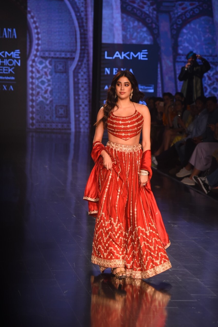 Janhvi Kapoor Walk The Ramp At Lakme Fashion Week 2022