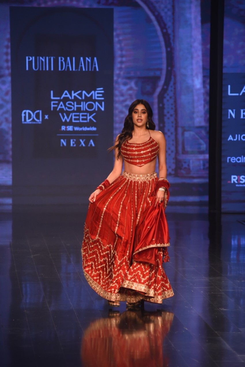 Janhvi Kapoor Walk The Ramp At Lakme Fashion Week 2022