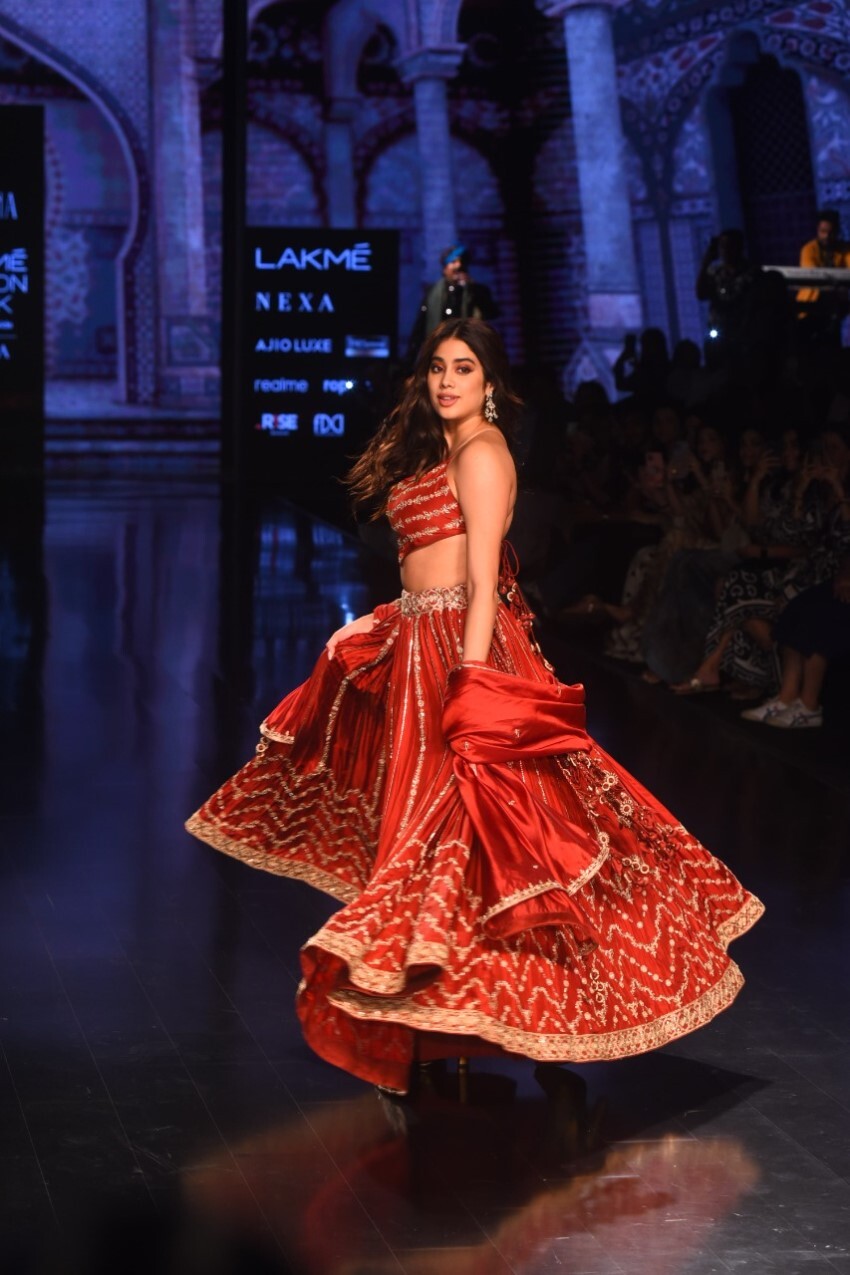Janhvi Kapoor Walk The Ramp At Lakme Fashion Week 2022