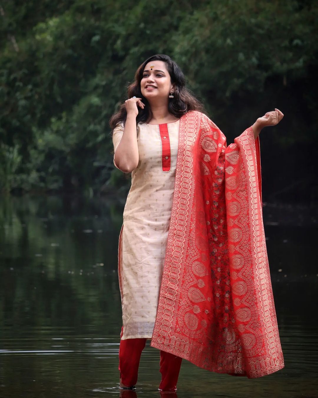 കളഭകുറിയണിഞ്ഞ് നാടൻ പെണ്ണായി  ഗൗരി കൃഷ്ണ, നടിയുടെ പുത്തൻ ചിത്രങ്ങൾ കാണാം
