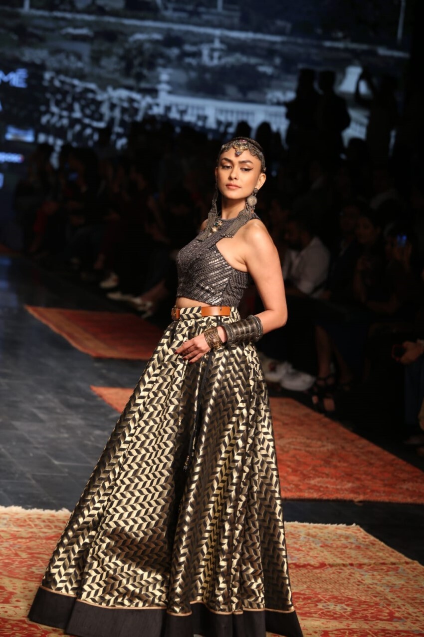 Mrunal Thakur Walk The Ramp At Lakme Fashion Week 2022