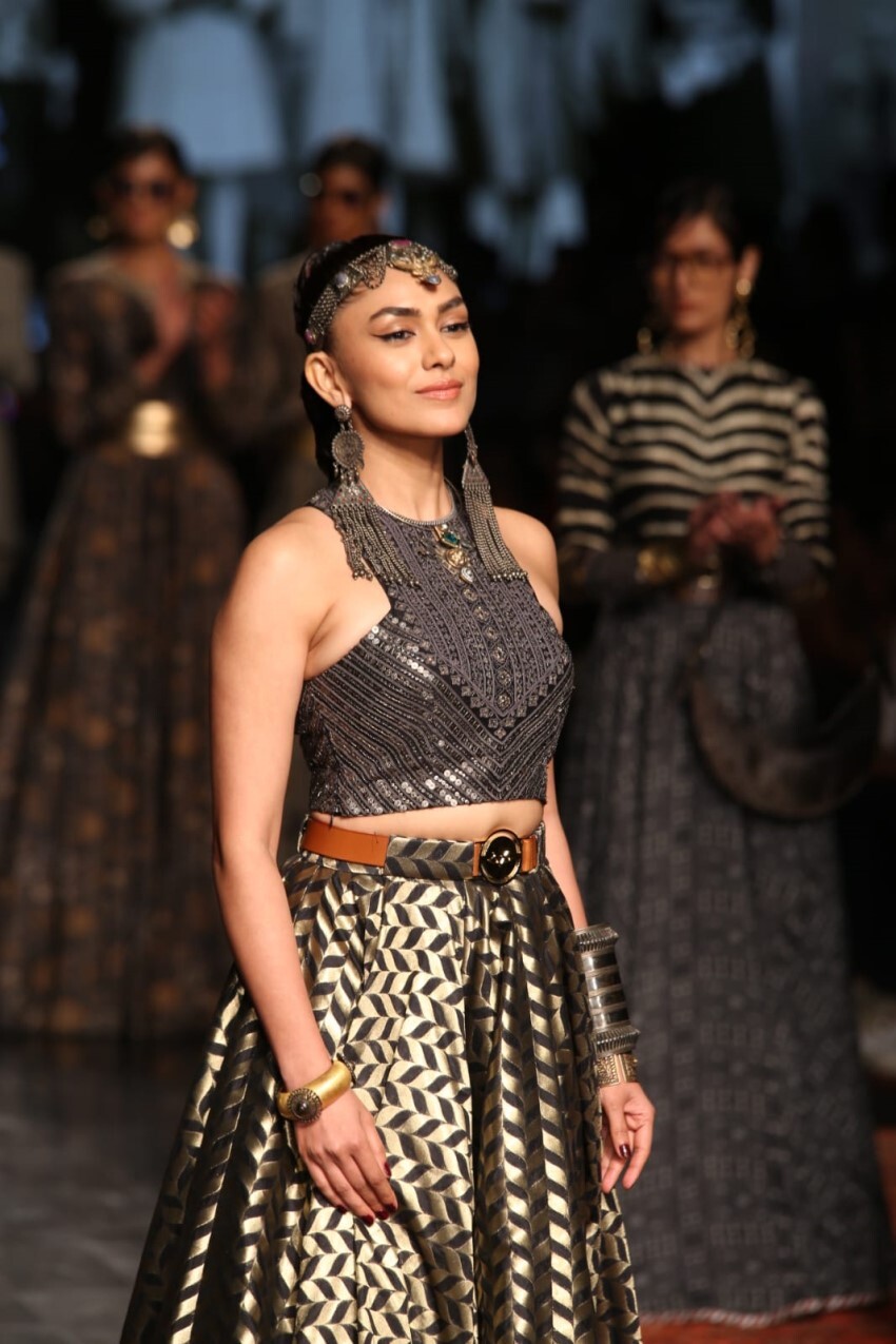 Mrunal Thakur Walk The Ramp At Lakme Fashion Week 2022