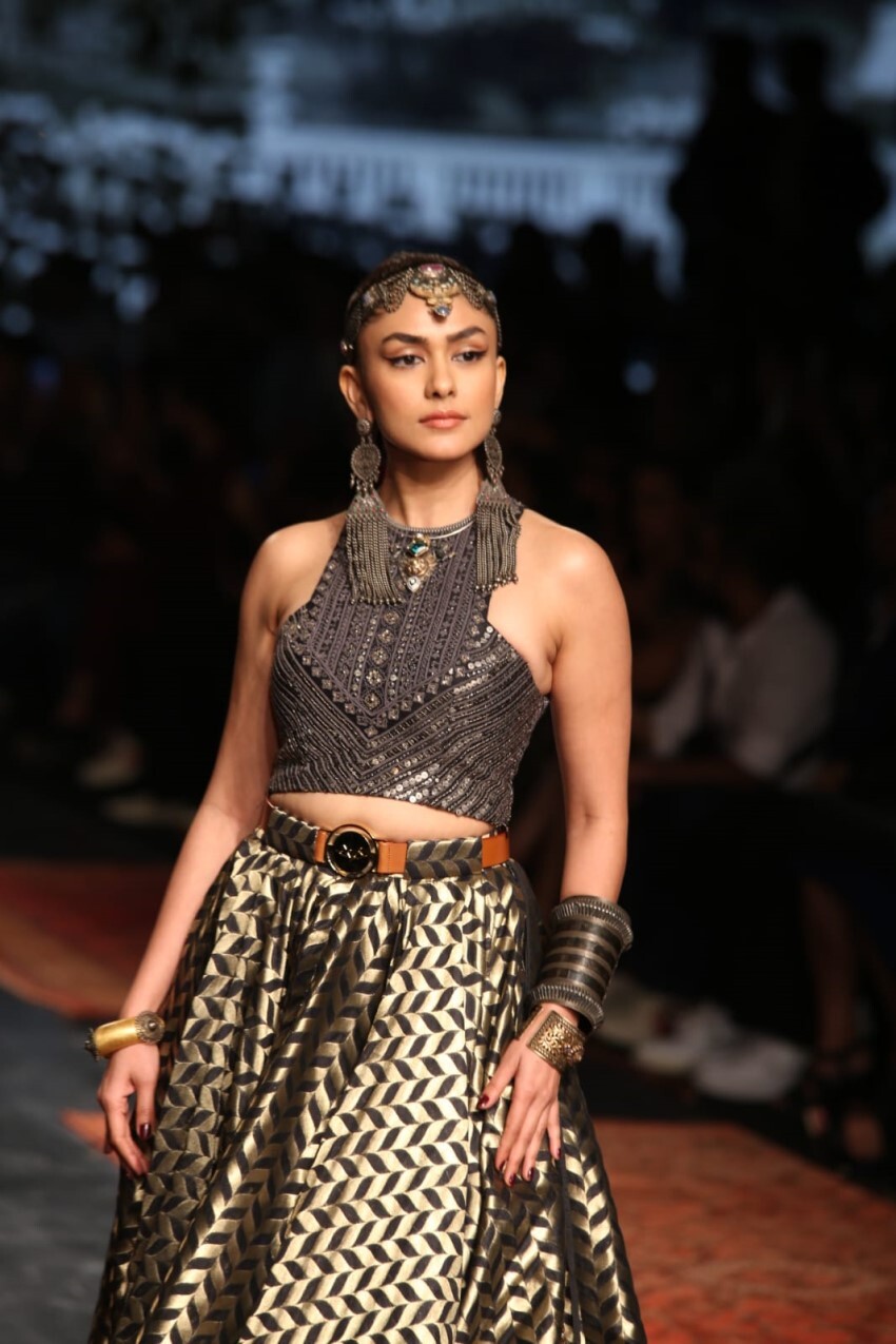 Mrunal Thakur Walk The Ramp At Lakme Fashion Week 2022