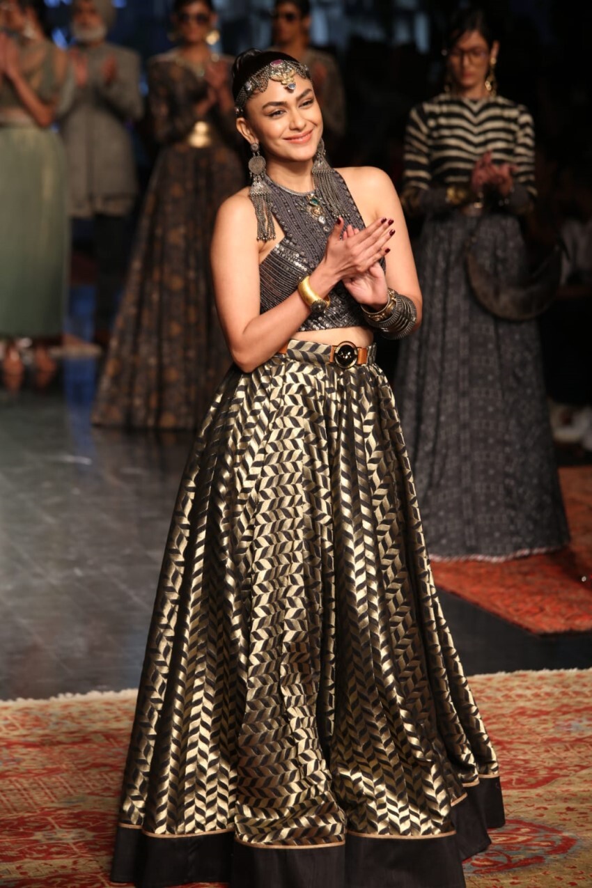 Mrunal Thakur Walk The Ramp At Lakme Fashion Week 2022