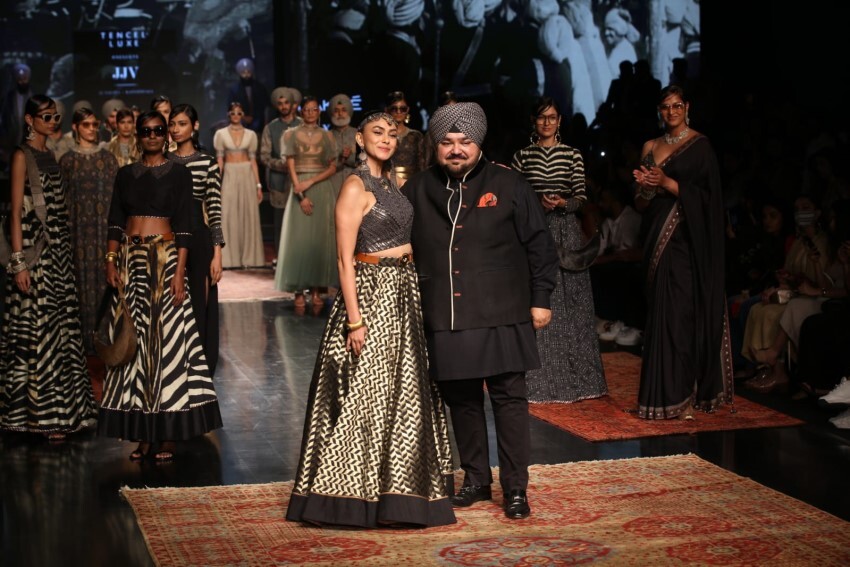 Mrunal Thakur Walk The Ramp At Lakme Fashion Week 2022