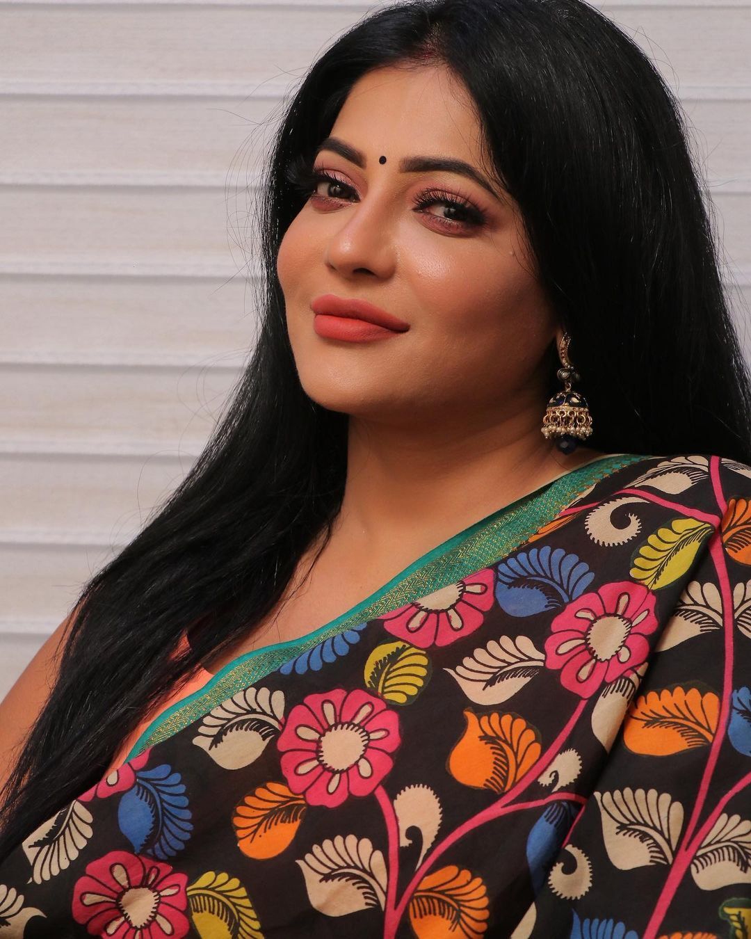 சேலையில் இவ்வளவு ஹாட் சான்ஸே இல்லை.. கிறங்கடிக்கும் ரேஷ்மா பசுபுலேட்டி புகைப்படங்கள்!