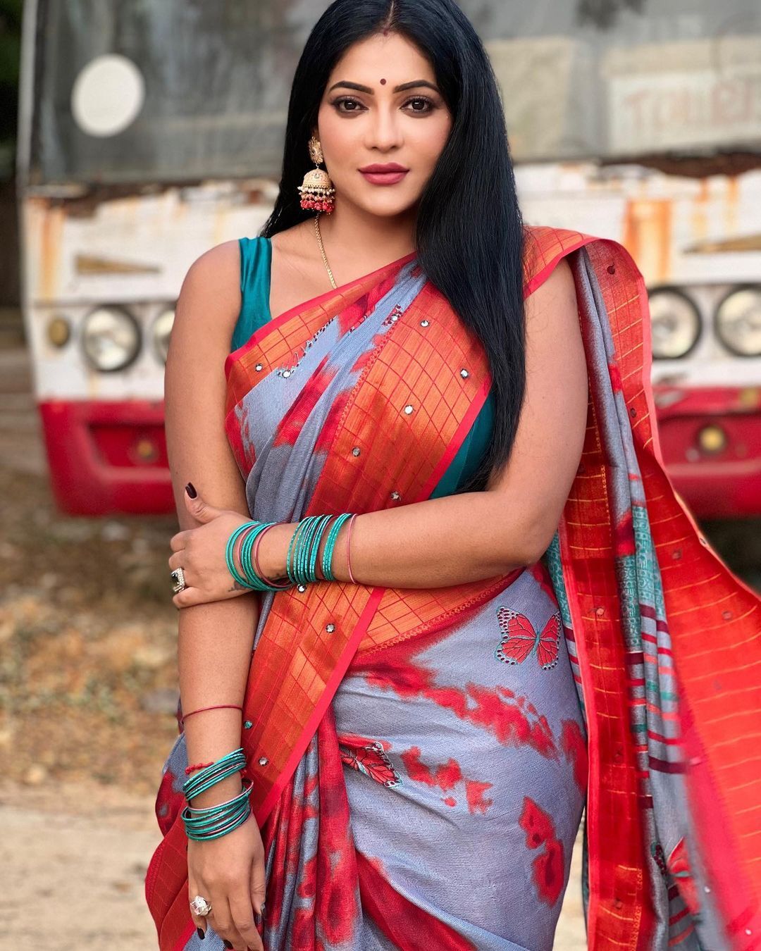 சேலையில் இவ்வளவு ஹாட் சான்ஸே இல்லை.. கிறங்கடிக்கும் ரேஷ்மா பசுபுலேட்டி புகைப்படங்கள்!