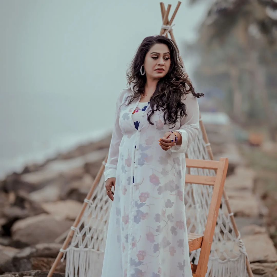 സ്റ്റൈലിഷ് ലുക്കിൽ ബീന ആന്റണി, മിനിസ്ക്രീൻ താരത്തിൻ്റെ പുത്തൻ ഫോട്ടോസ്