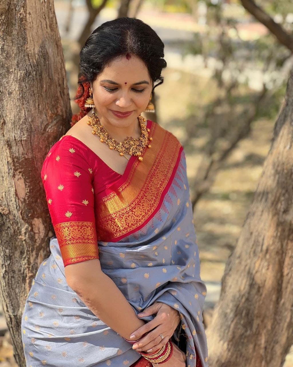 Singer Sunitha: చీరలో చూపు తిప్పుకోనివ్వకుండా చేస్తున్న గాయని.. అందానికి అందం అనేలా