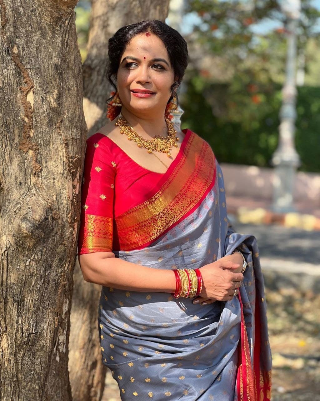Singer Sunitha: చీరలో చూపు తిప్పుకోనివ్వకుండా చేస్తున్న గాయని.. అందానికి అందం అనేలా