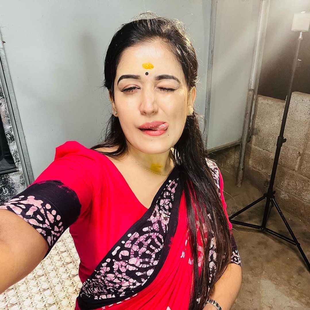 സാരിയില്‍ സ്റ്റൈലന്‍ ലുക്കില്‍ അനുമോള്‍, ചിത്രം നോക്കൂ