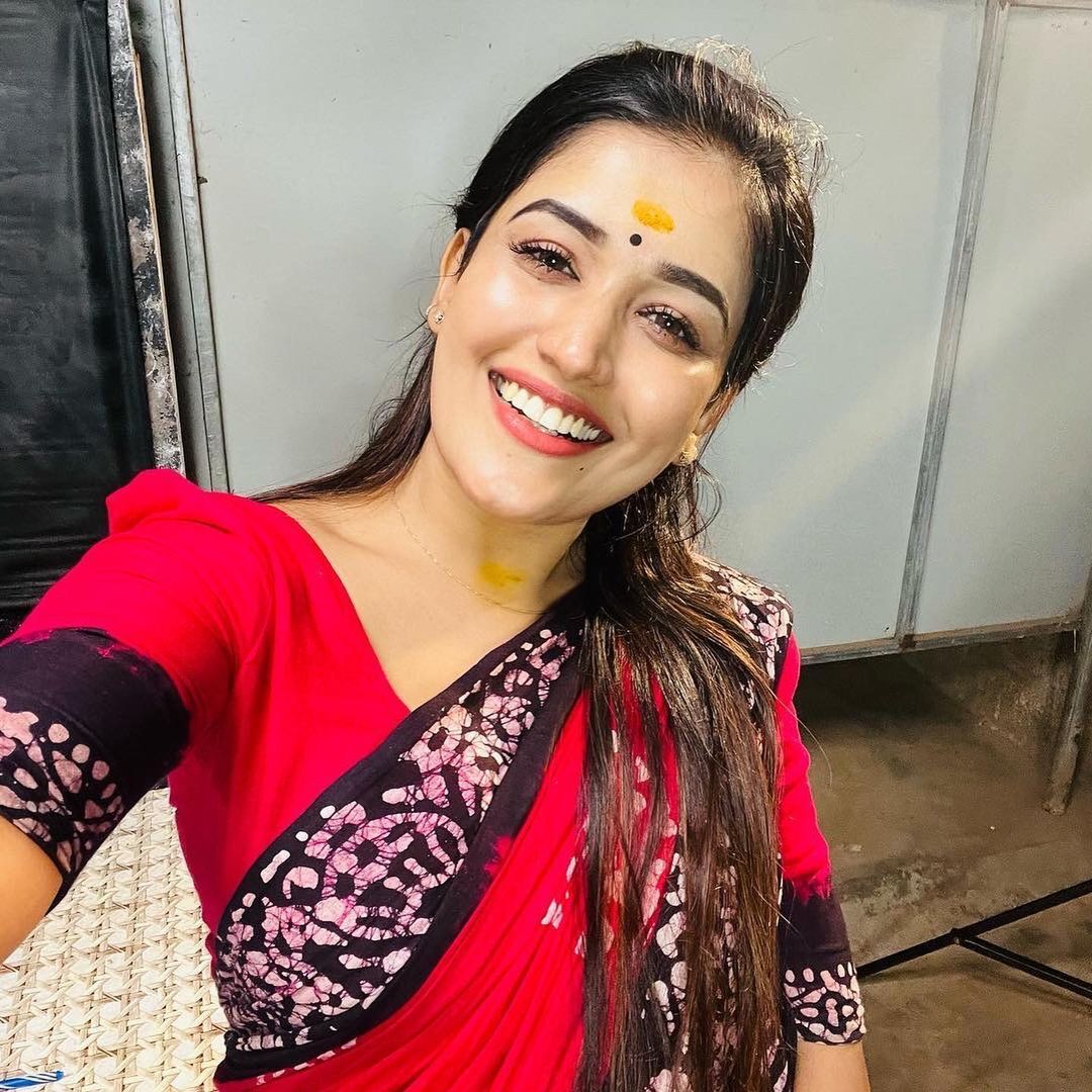 സാരിയില്‍ സ്റ്റൈലന്‍ ലുക്കില്‍ അനുമോള്‍, ചിത്രം നോക്കൂ