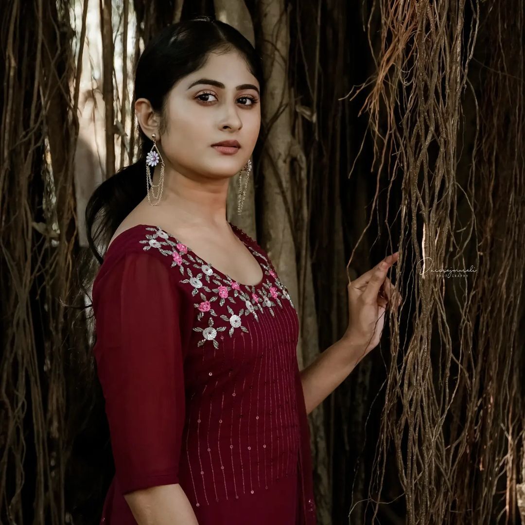 സ്റ്റൈലന്‍ ലുക്കില്‍  മിനിസ്‌ക്രീന്‍ പ്രേക്ഷകരുടെ പ്രിയപ്പെട്ട താരം കൃഷ്ണപ്രിയ, ചിത്രങ്ങള്‍ കാണൂ