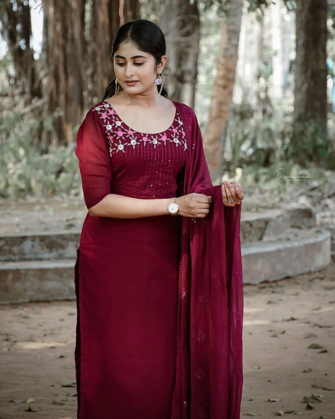 സ്റ്റൈലന്‍ ലുക്കില്‍  മിനിസ്‌ക്രീന്‍ പ്രേക്ഷകരുടെ പ്രിയപ്പെട്ട താരം കൃഷ്ണപ്രിയ, ചിത്രങ്ങള്‍ കാണൂ