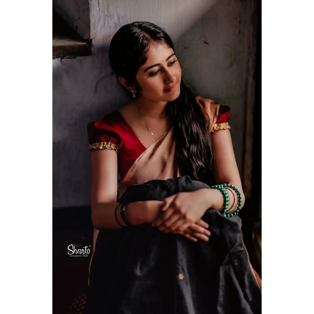 സ്റ്റൈലന്‍ ലുക്കില്‍  മിനിസ്‌ക്രീന്‍ പ്രേക്ഷകരുടെ പ്രിയപ്പെട്ട താരം കൃഷ്ണപ്രിയ, ചിത്രങ്ങള്‍ കാണൂ