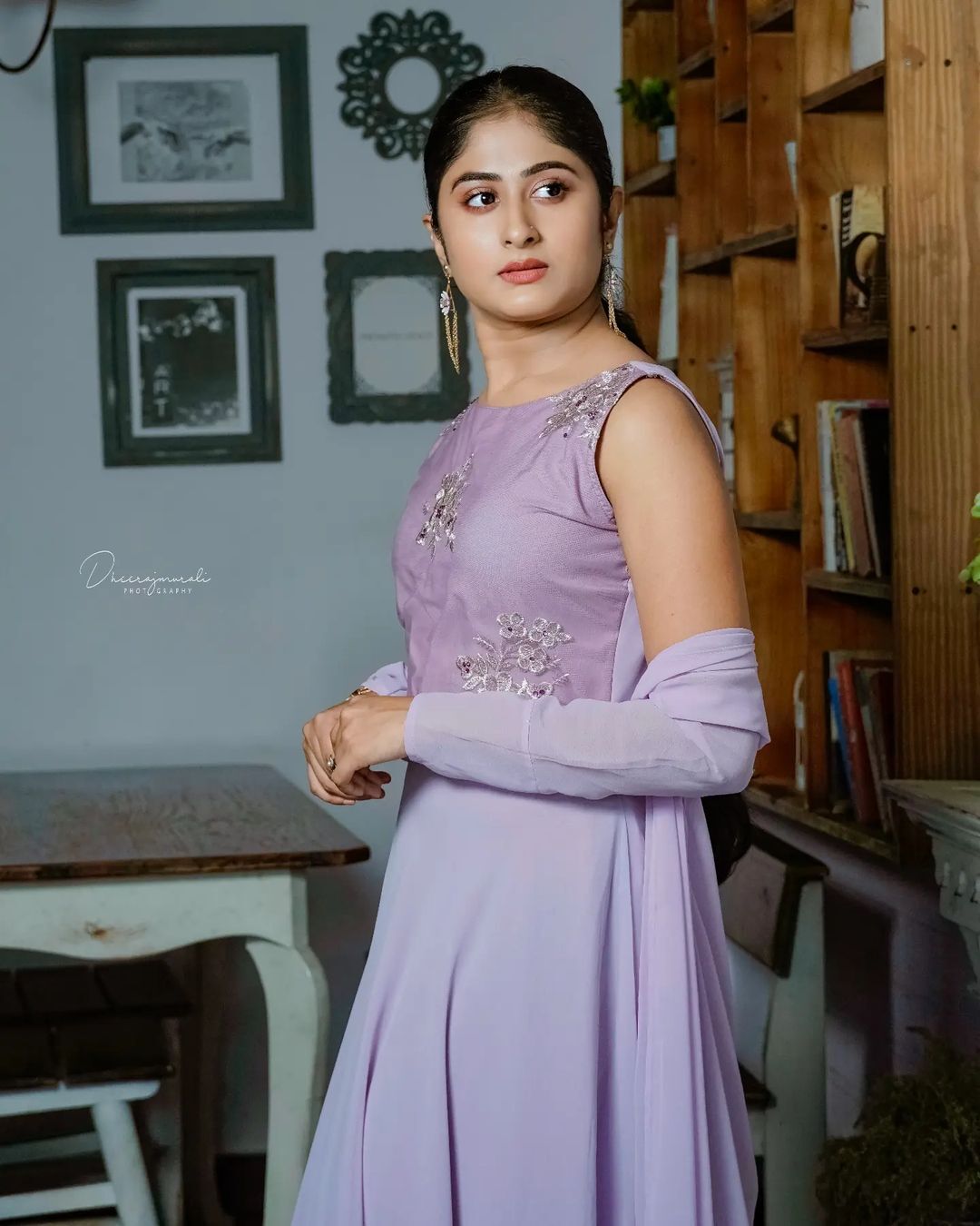 സ്റ്റൈലന്‍ ലുക്കില്‍  മിനിസ്‌ക്രീന്‍ പ്രേക്ഷകരുടെ പ്രിയപ്പെട്ട താരം കൃഷ്ണപ്രിയ, ചിത്രങ്ങള്‍ കാണൂ