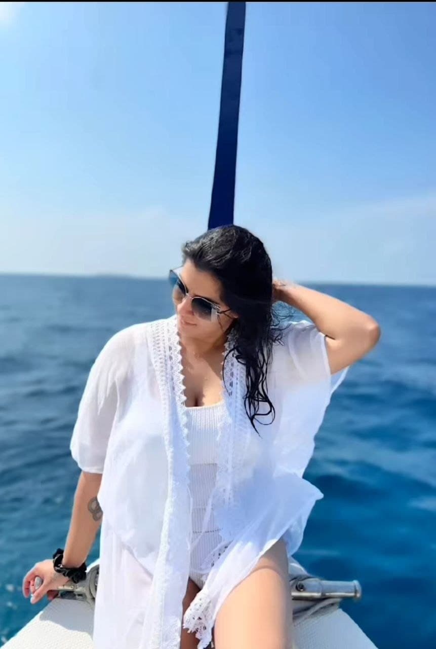  Varalaxmi Sarathkumar: బికినీలో ఘాటైన రచ్చ.. జయమ్మ మామూలు షాక్ ఇవ్వలేదుగా..