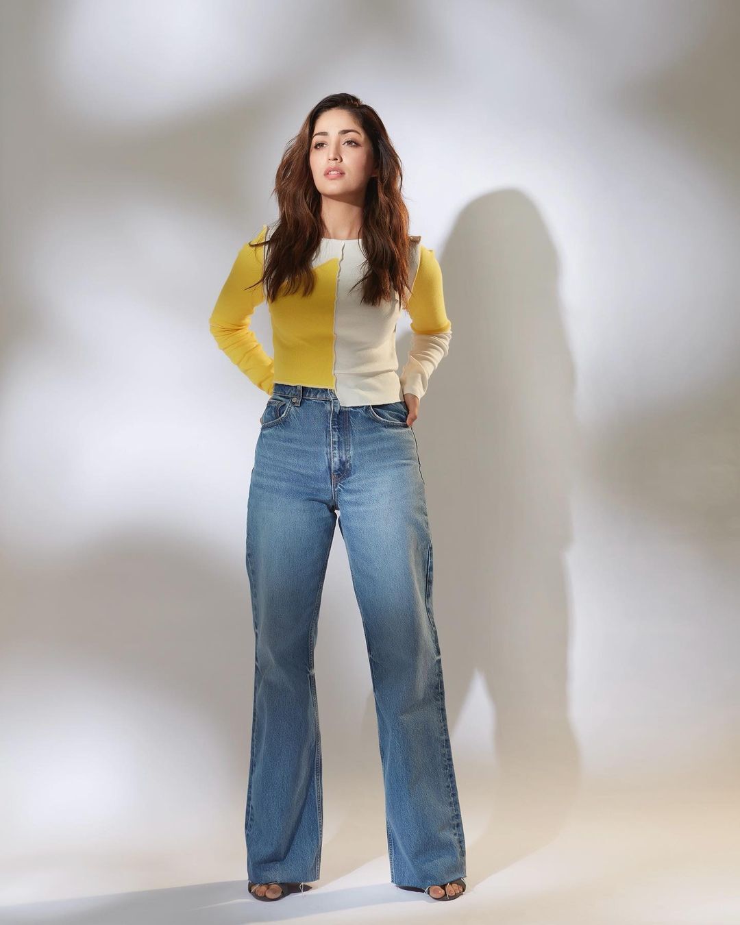 Yami Gautam : పెళ్లయ్యాక ఘాటు అందాలు ఆరబోస్తూ హీట్ పెంచుతున్న యామి గౌతమ్ 