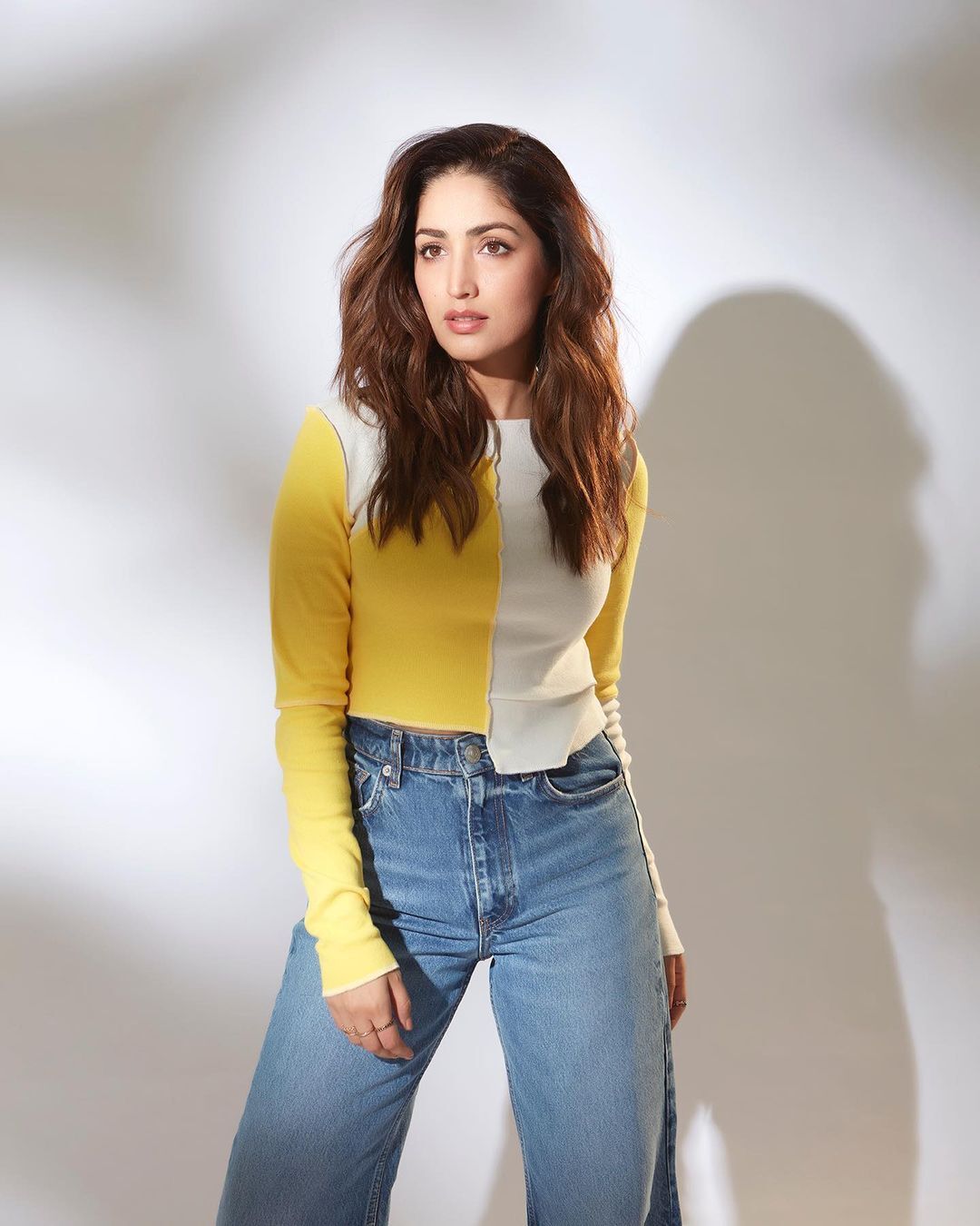 Yami Gautam : పెళ్లయ్యాక ఘాటు అందాలు ఆరబోస్తూ హీట్ పెంచుతున్న యామి గౌతమ్ 