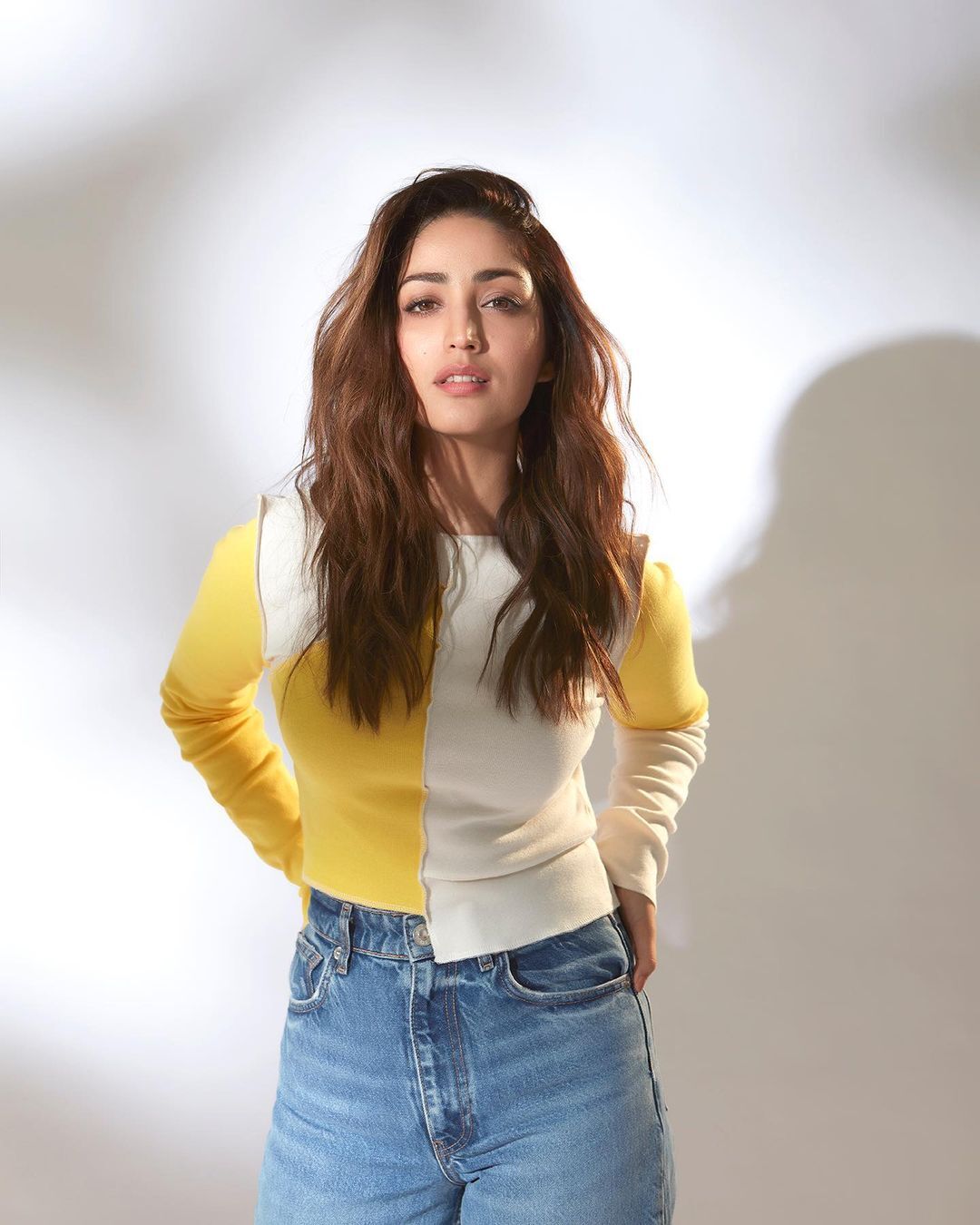 Yami Gautam : పెళ్లయ్యాక ఘాటు అందాలు ఆరబోస్తూ హీట్ పెంచుతున్న యామి గౌతమ్ 