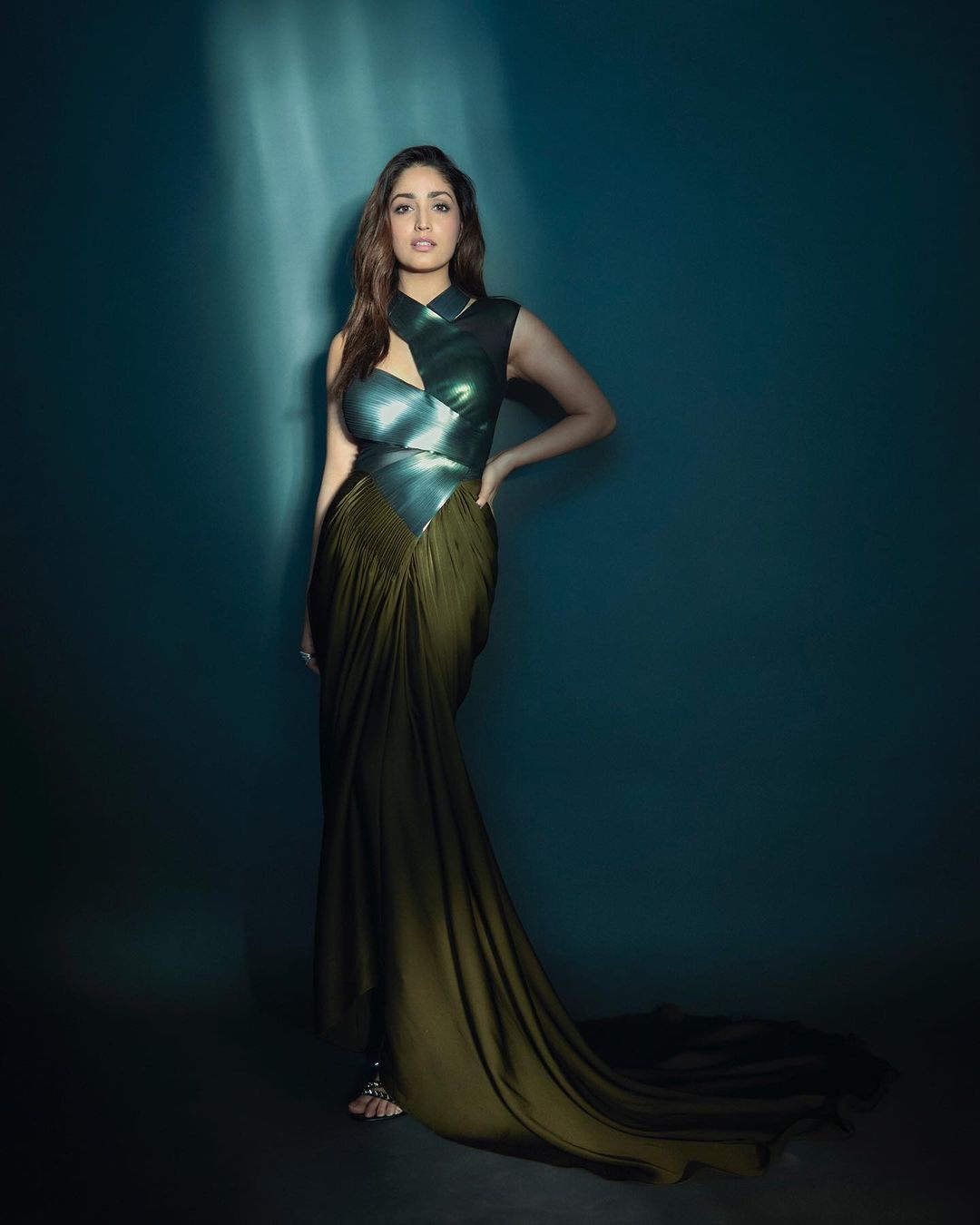 Yami Gautam : పెళ్లయ్యాక ఘాటు అందాలు ఆరబోస్తూ హీట్ పెంచుతున్న యామి గౌతమ్ 