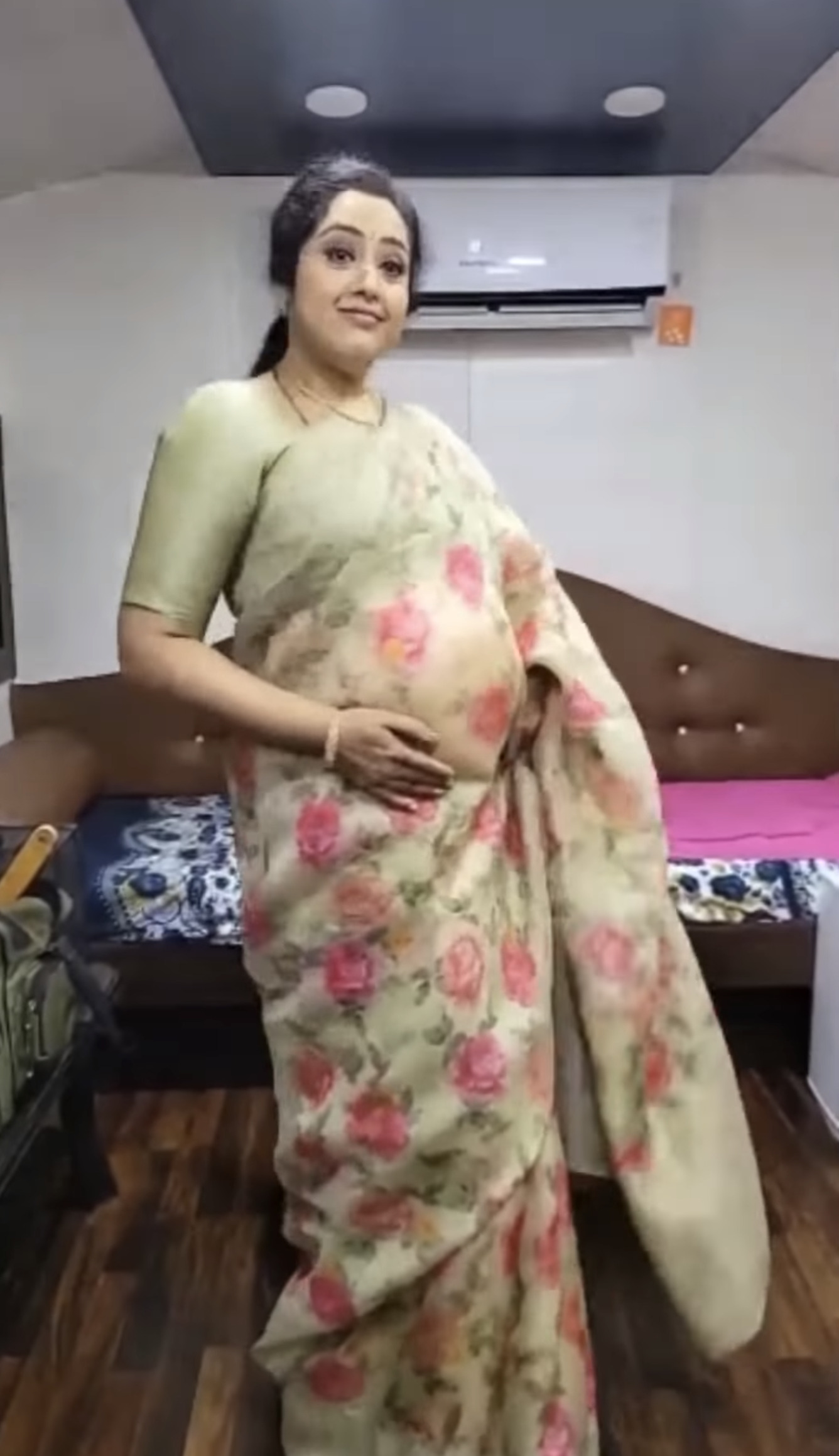 கர்ப்பமாக இருக்கும் மீனா.. புகைப்படம் பார்த்து ஷாக்கான ரசிகர்கள்!