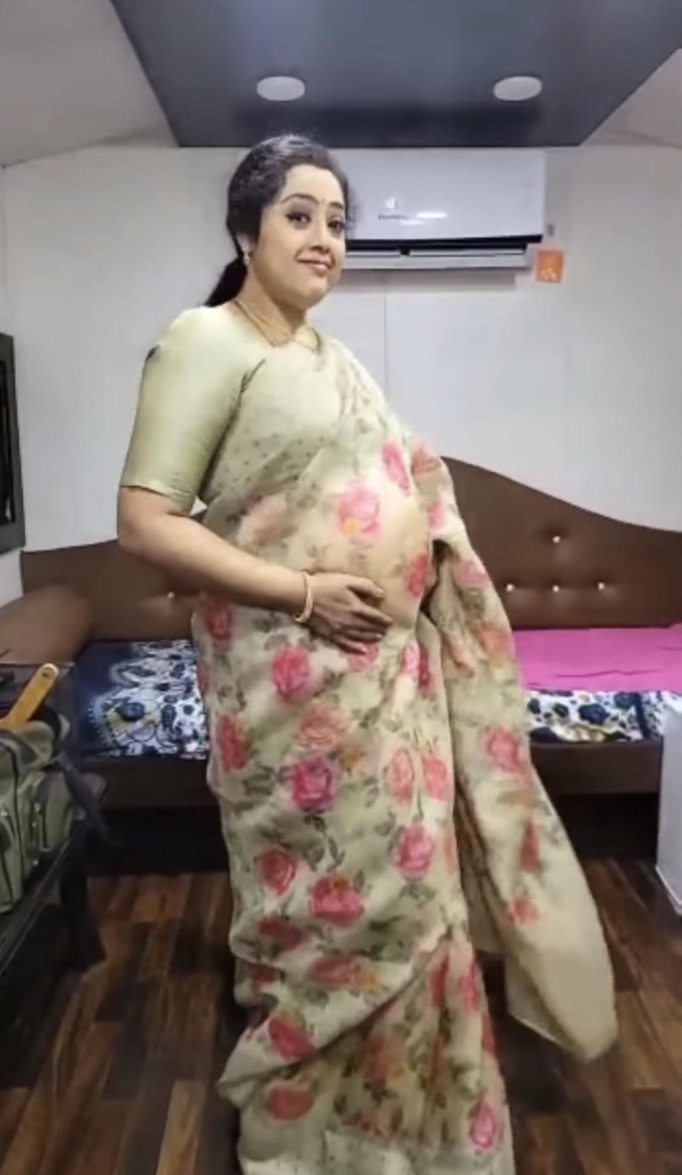 கர்ப்பமாக இருக்கும் மீனா.. புகைப்படம் பார்த்து ஷாக்கான ரசிகர்கள்!
