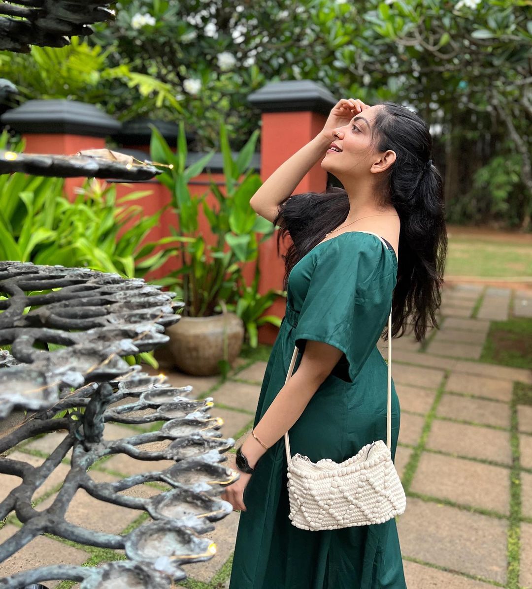 സെക്‌സി ലുക്കില്‍ അഹാന; നോക്കി കൊല്ലുമോ എന്ന് ആരാധകര്‍