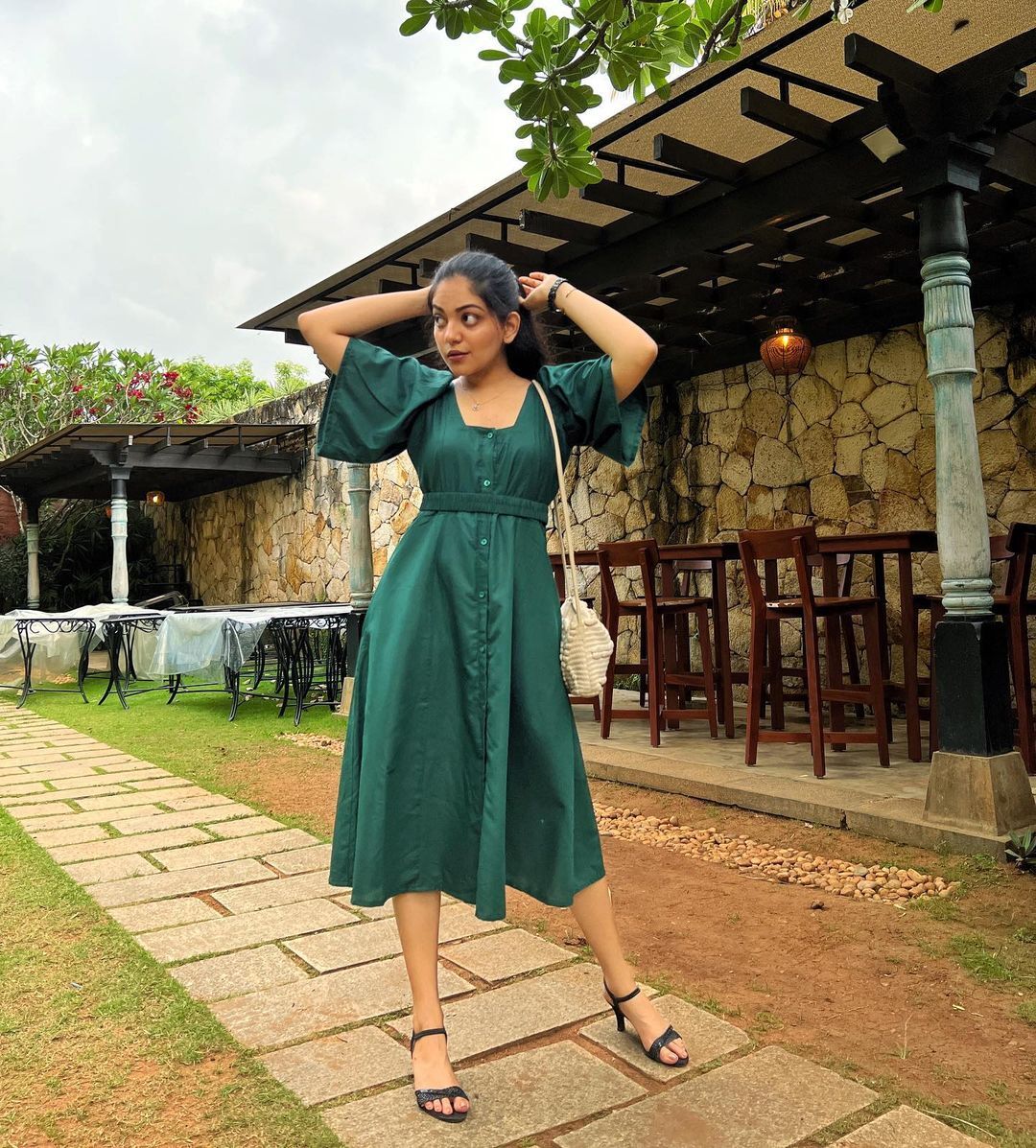 സെക്‌സി ലുക്കില്‍ അഹാന; നോക്കി കൊല്ലുമോ എന്ന് ആരാധകര്‍